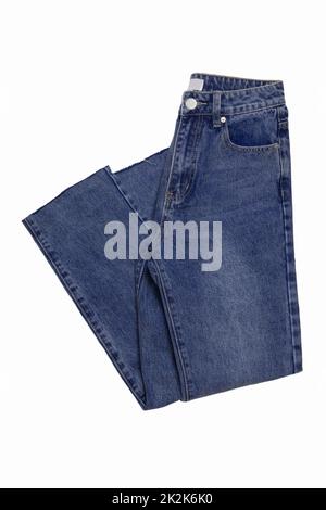 Jeans donna isolato. Piegato alla moda donna elegante blue jeans pantaloni isolato su uno sfondo bianco. Elegante tessuto di cotono ritorto Ansima per le donne. Foto Stock