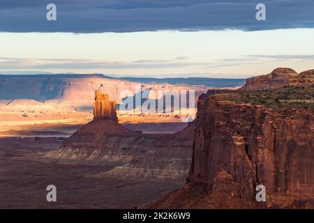 Avvistare la Candlestick Tower nel Parco Nazionale delle Canyonlands e le Orange Cliffs. Moab, Utah. Le Orange Cliffs fanno parte del Glen Canyon Foto Stock