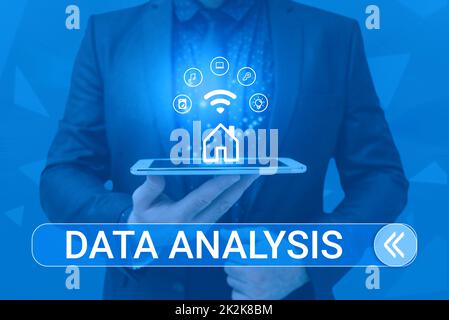 Ispirazione che mostra l'analisi dei dati dei segni. Foto concettuale Traduci i numeri a conclusione analitica Forecasting Man Holding Screen del telefono cellulare che mostra la tecnologia futuristica. Foto Stock