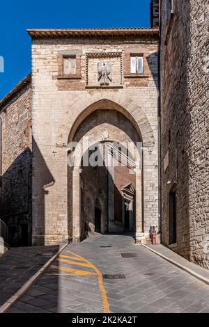 L'antica porta della catena nel centro storico di Todi, Perugia, Italia Foto Stock