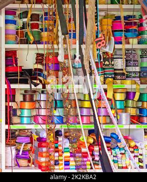 Nastri decorativi per confezioni regalo Foto Stock