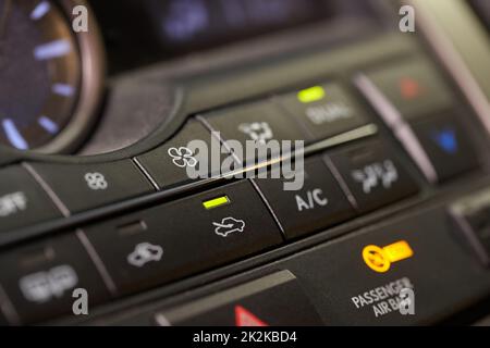 Pulsanti dell'aria condizionata di un'auto Foto Stock