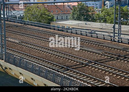 I binari ferroviari in una città Foto Stock