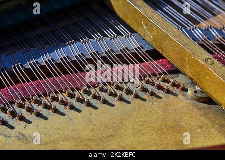 Vecchio pianoforte parti interne Foto Stock