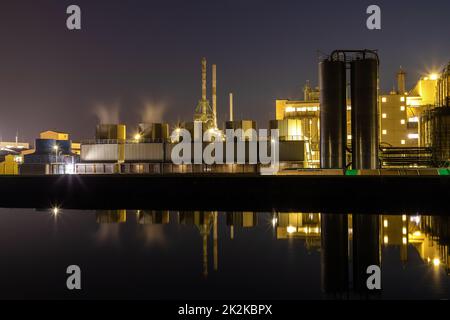 Industria chimica al canale Lech vicino ad Augusta, Germania di notte Foto Stock