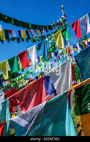 Bandiere buddiste di preghiera lunga a McLeod Ganj, Himachal Pradesh, India Foto Stock