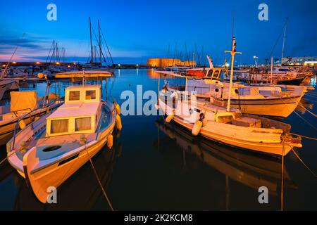 Fortezza Veneziana a Heraklion e barche da pesca ormeggiate, Creta, Grecia Foto Stock