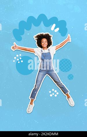 Collage foto di giovane divertente scolaretta capretto salto aria trampolino buon umore doodle spensierato isolato su sfondo di colore blu Foto Stock