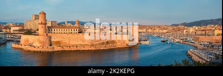 Gli yacht arrivano al porto vecchio di Marsiglia al tramonto. Marsiglia, Francia Foto Stock