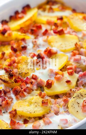 patate al forno con pancetta e uova Foto Stock