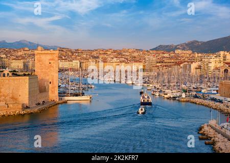 Gli yacht arrivano al porto vecchio di Marsiglia al tramonto. Marsiglia, Francia Foto Stock