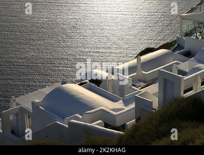 Case imbiancate con terrazze e piscine e una splendida vista a Imerovigli sull'isola di Santorini, Foto Stock