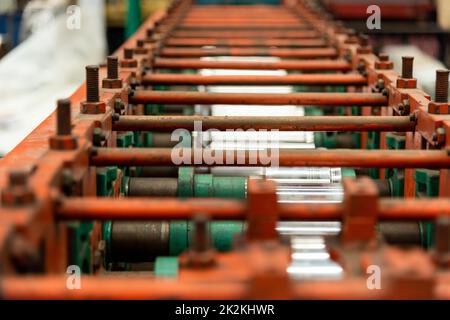 Macchina per la formazione di coperture in acciaio per la produzione di tubi in metallo in fabbrica Foto Stock