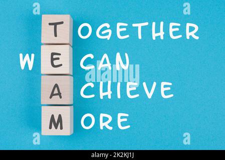 Team, insieme possiamo ottenere di più è in piedi su cubi di legno, business concept, strategia di lavoro di squadra Foto Stock