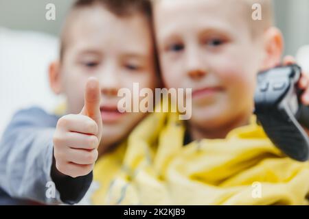 Giovane ragazzo che dà un pollice su gesto di successo Foto Stock