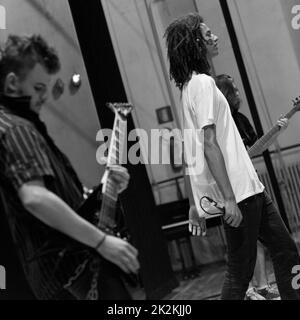Ragazzo o uomo che suona la chitarra elettrica dal vivo Foto Stock