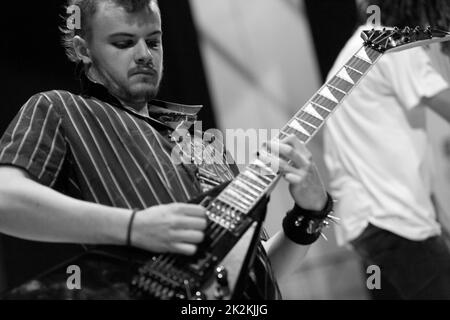 Ragazzo o uomo che suona la chitarra elettrica dal vivo Foto Stock