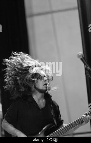 Suonatore di chitarra basso dal vivo sul palco Foto Stock