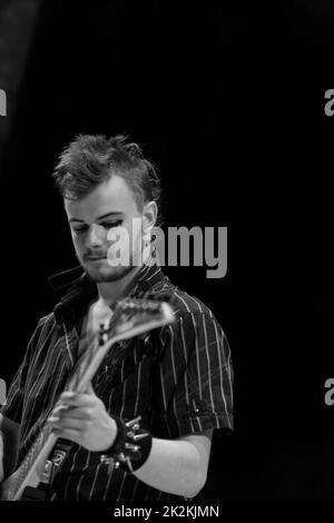 Ragazzo o uomo che suona la chitarra elettrica dal vivo Foto Stock