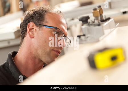 falegname nel suo workshp messo a fuoco Foto Stock