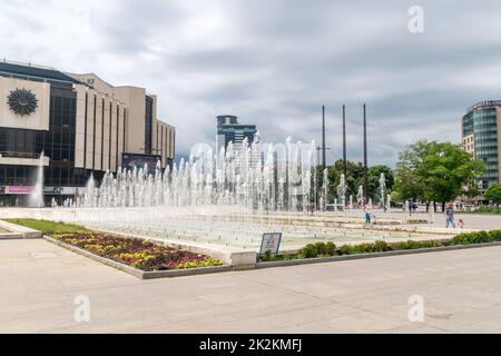 Sofia, Bulgaria - 6 giugno 2022: Fontana di fronte al Palazzo Nazionale della Cultura (NDK). Foto Stock