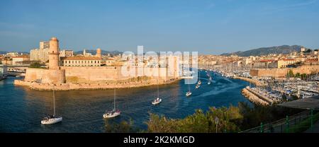 Gli yacht arrivano al porto vecchio di Marsiglia al tramonto. Marsiglia, Francia Foto Stock