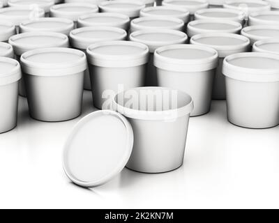 Lattine di vernice bianca con una lattina con coperchio aperto isolato su sfondo bianco. Illustrazione 3D Foto Stock