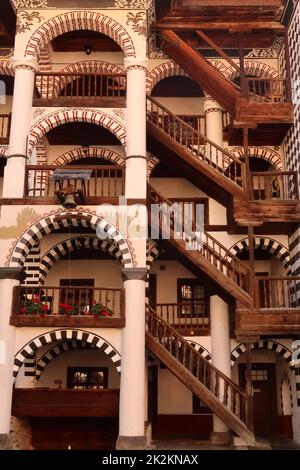 Le numerose scale che conducono alla parte residenziale del Monastero di Rila Foto Stock