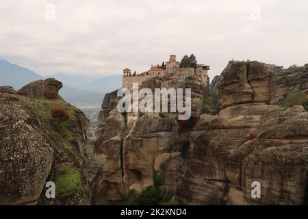 Il Monastero di Varlaam appare tra formazioni rocciose Foto Stock