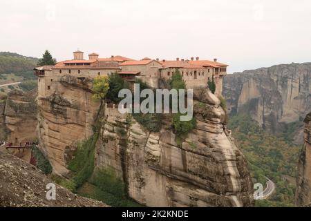 Il monastero di Varlaam, costruito in alto su una colonna di roccia Foto Stock