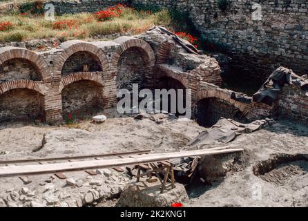 Scavi in corso nei pressi del Muro Sud a Stobi o Stoboi (ex Jugoslavia) - un'antica città della Paeonia greca, in seguito conquistata da Macedone, e infine trasformata nella capitale della provincia romana di Macedonia Salutaris. Maggio 1980. Scansione di archivio da una diapositiva. Foto Stock