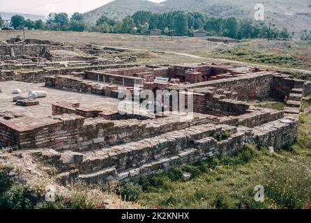 Bagni, scavi in corso presso il sito archeologico di Stobi o Stoboi (ex Jugoslavia) - un'antica città della Paeonia greca, in seguito conquistata da Macedone, e infine trasformata nella capitale della provincia romana di Macedonia Salutaris. Maggio 1980. Scansione di archivio da una diapositiva. Foto Stock