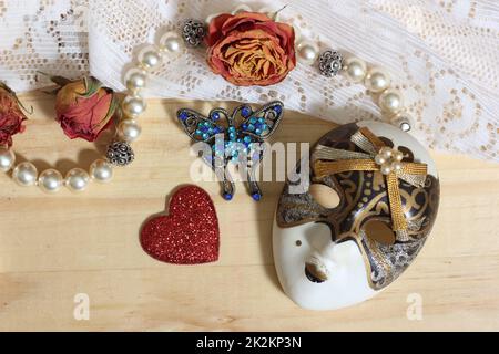 Perla Gioielli con Broach Butterly, pizzo e fiori secchi Foto Stock