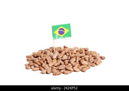 Pila di fagioli Pinto con bandiera brasiliana isolata su bianco Foto Stock