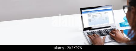 Donna d'affari che fa Online Banking sul notebook Foto Stock