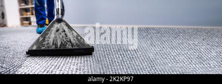 Aspirapolvere su un tappeto Foto Stock