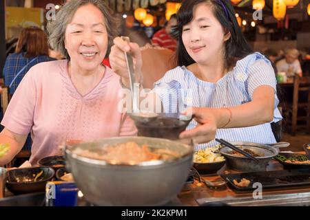 Felice madre e figlia che festeggia la giornata delle madri al ristorante Foto Stock