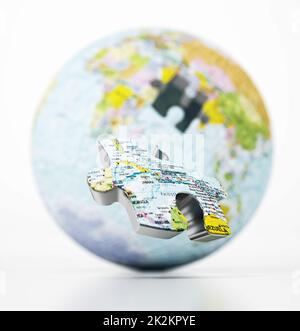 Globo 3D con mappa del mondo composta da parti di puzzle isolate su sfondo bianco. Illustrazione 3D Foto Stock