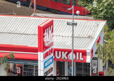 Belgrado, Serbia - 7 giugno 2022: Loghi di Lukoil. Lukoil è una delle più grandi compagnie petrolifere russe. Foto Stock