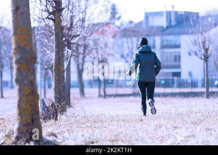 donna che corre in cotryside in inverno o autunno Foto Stock