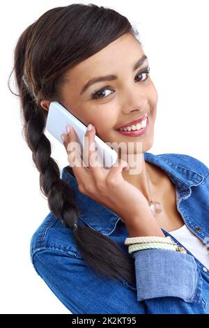 Ciao è come tutto è iniziato. Studio shot di una giovane donna utilizzando il suo cellulare isolato su bianco. Foto Stock