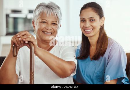 Assistenza sanitaria, dottore e donna anziana che si unisce, seduto sul divano durante un controllo presso la struttura di vita assistita. Assistenza, supporto e assistenza infermieristica senior con Foto Stock