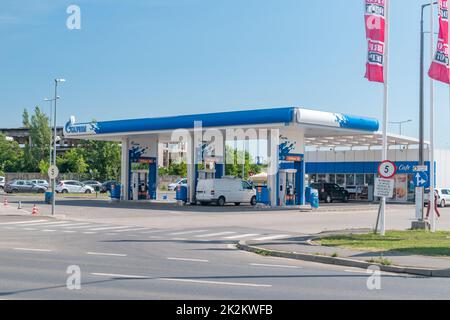 Timisoara, Romania - 8 giugno 2022: Stazione di servizio Gazprom. Gazprom è una delle principali società energetiche della Russia. Foto Stock