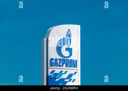 Timisoara, Romania - 8 giugno 2022: Dettaglio del logo di Gazprom sulla stazione di servizio. Gazprom è una delle principali società energetiche della Russia. Foto Stock