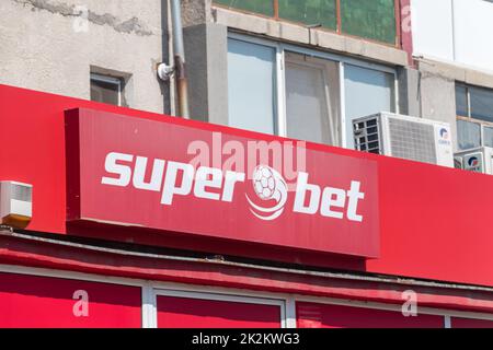 Timisoara, Romania - 8 giugno 2022: Logo e segno di Superbet bookmaker. Foto Stock
