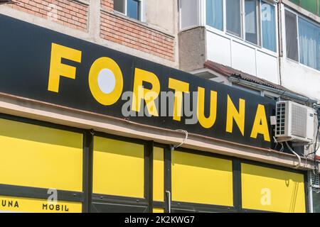 Timisoara, Romania - 8 giugno 2022: Logo e segno della società di scommesse Fortuna. Foto Stock