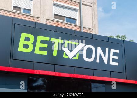 Timisoara, Romania - 8 giugno 2022: Logo e segno di Bet One società di scommesse. Foto Stock