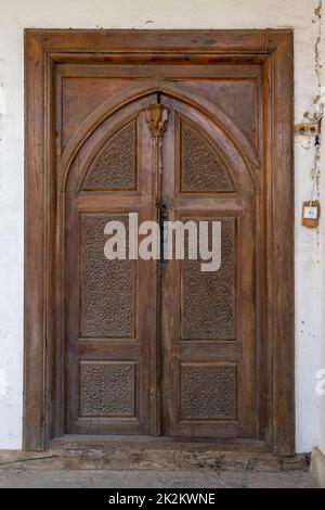 Vista in primo piano di una bella porta tradizionale in legno con disegno floreale e geometrico, Istaravshan, regione di Sughd, Tagikistan Foto Stock