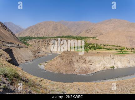 Vista panoramica del paesaggio montano della valle del fiume Zeravshan, del quartiere di Aini, della regione di Sughd, del Tagikistan Foto Stock