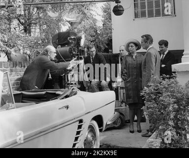 Jack Clayton sul set di 'The Pumpkin Eater' con Anne Bancroft e Peter Finch. REGNO UNITO, 1964 Foto Stock